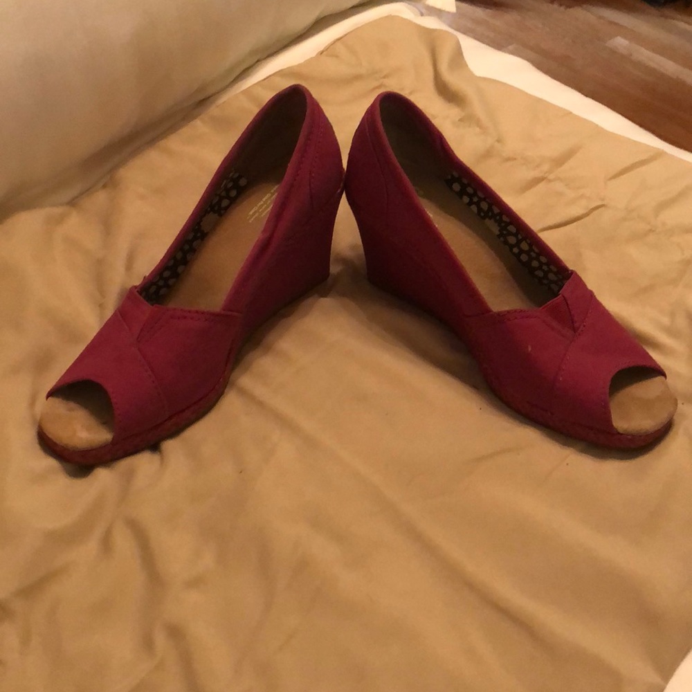 Toms fuchsia open toe wedges
